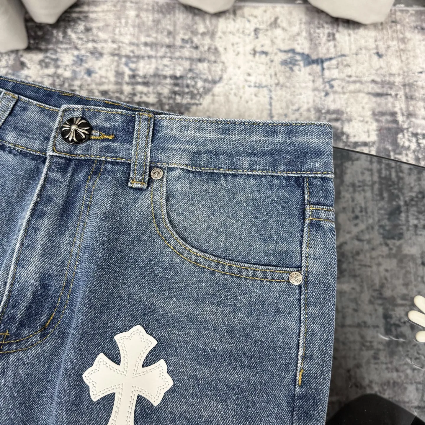 P230 Chrome Hearts CH/Chrome Hearts Classic Blue Pants White Cross Patched Leather Jeans. Original purchase and patterning. Really restores the ultimate texture of Vintage. Special Italian cowhide print and then cut. Customized sheepskin three-layer thick line leather. The whole body is spliced in heavy water washing process. Craftsmen hand-splash ink. You can see the details. Three-dimensional cutting version. Loose and comfortable. Not picky on the figure. Makes taller and slimmer. Seiko factory. Original quality control. Same style for men and women. Can be matched with couples. Versatile recommendation. Essential jeans for all seasons Color: blue Size: 28-36 (S-XXL)
